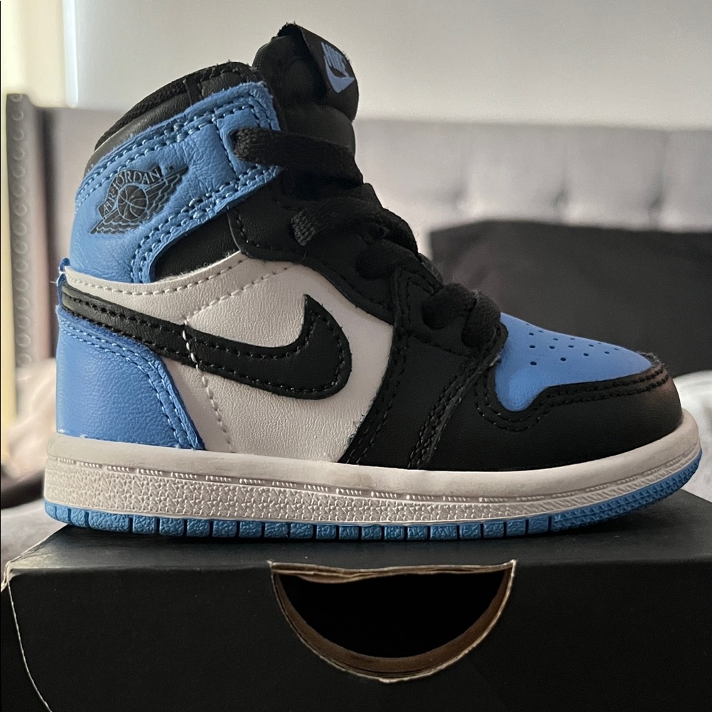 Baby Jordan 1 Retro High OG - University Blue, Black, White